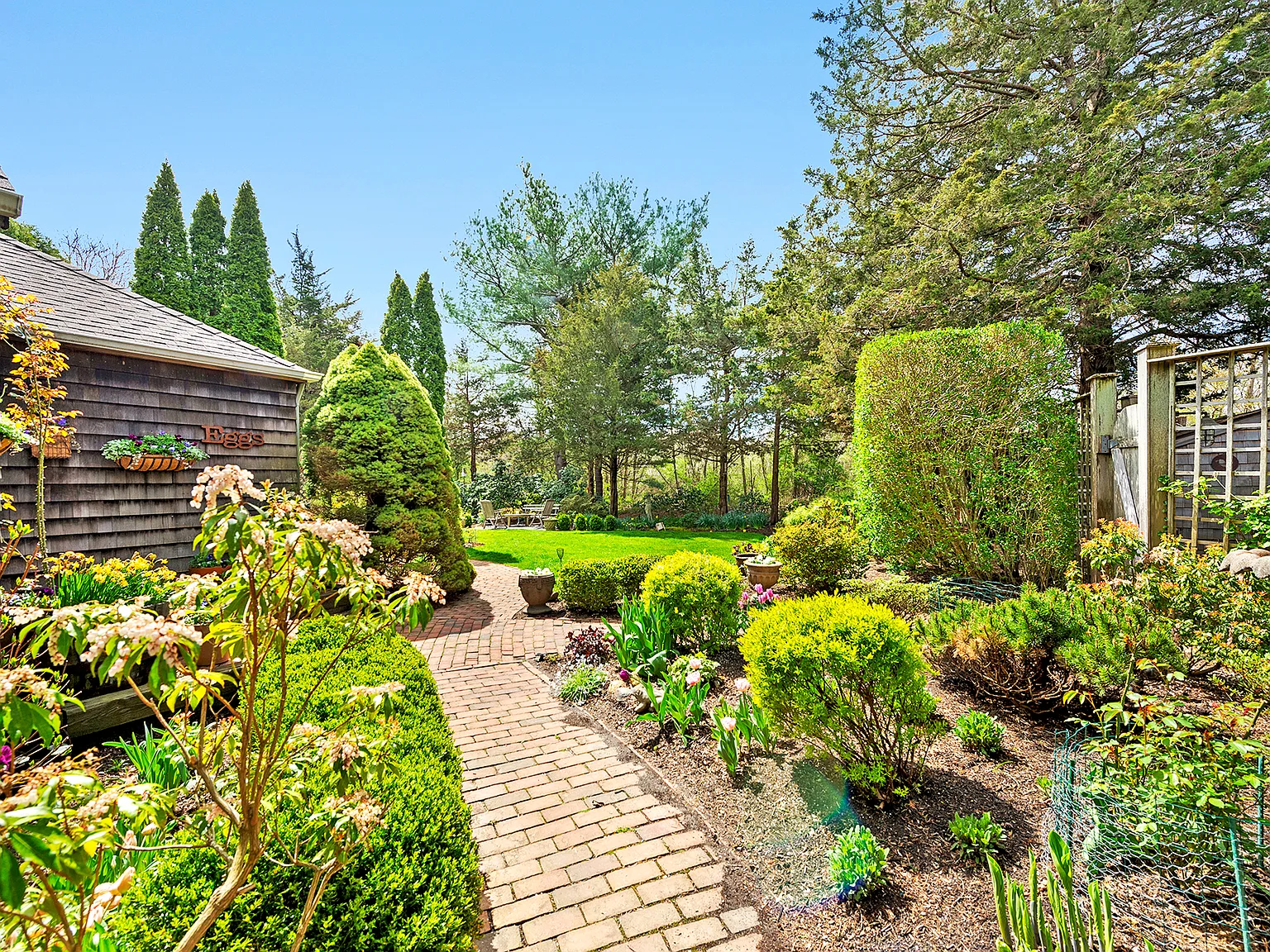 East Hampton Charming Cottage with Garden — Photo 4