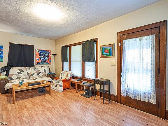 5th image of 446 E Voris St