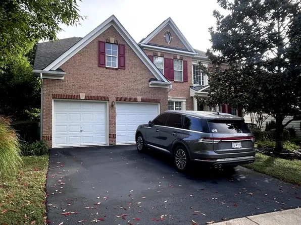 13070 Sterling Point Dr, Gainesville, VA 20155