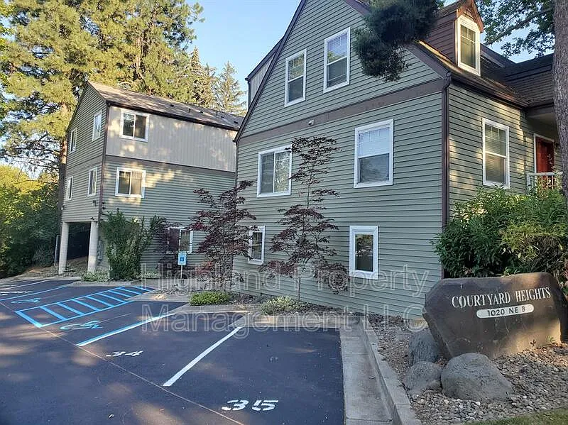 4 bed, 2.0 bath, 1072 sqft, $2,200 — Photo 1