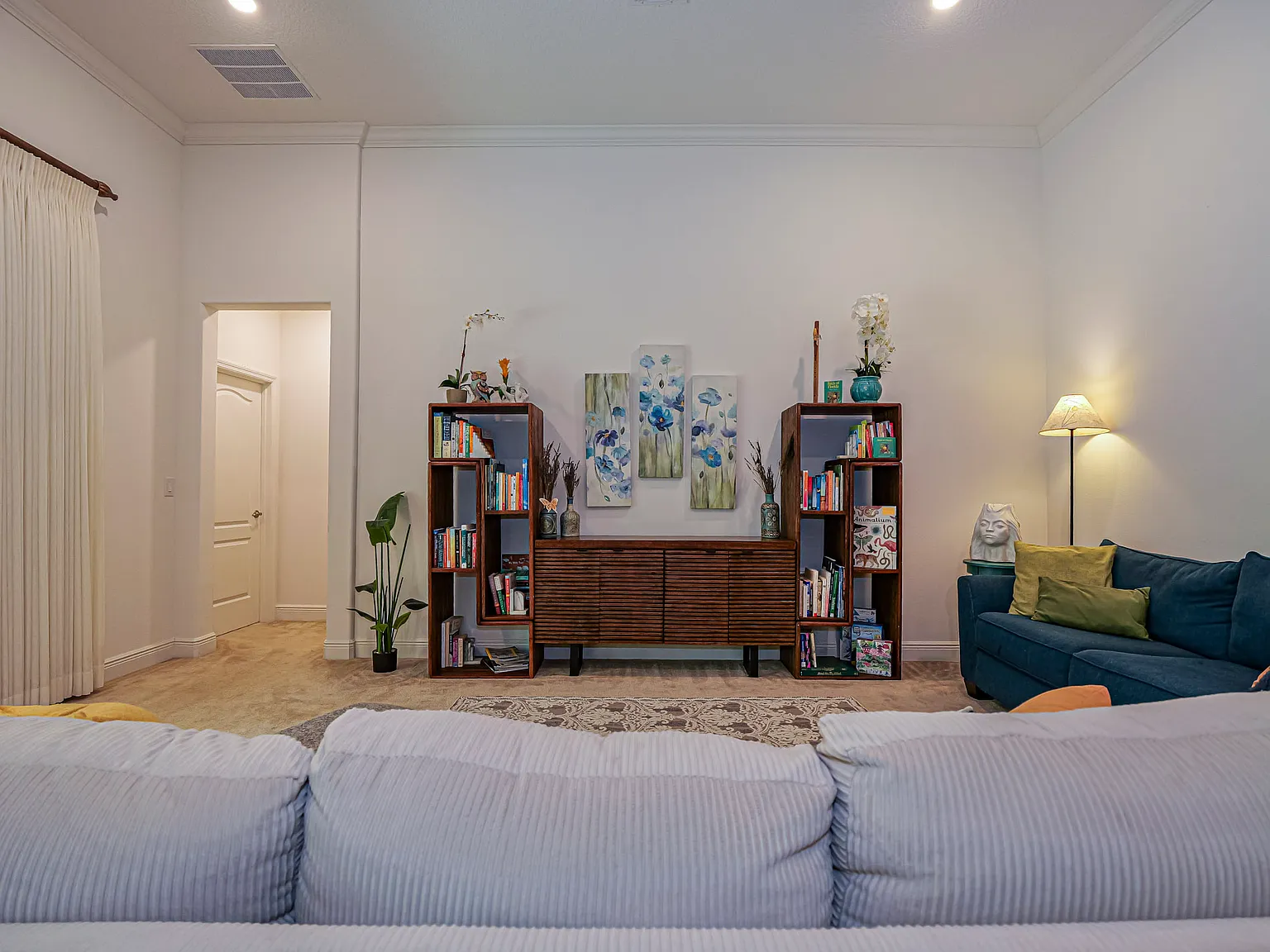 3 bed, 2344 sqft, $2,850 — Photo 4