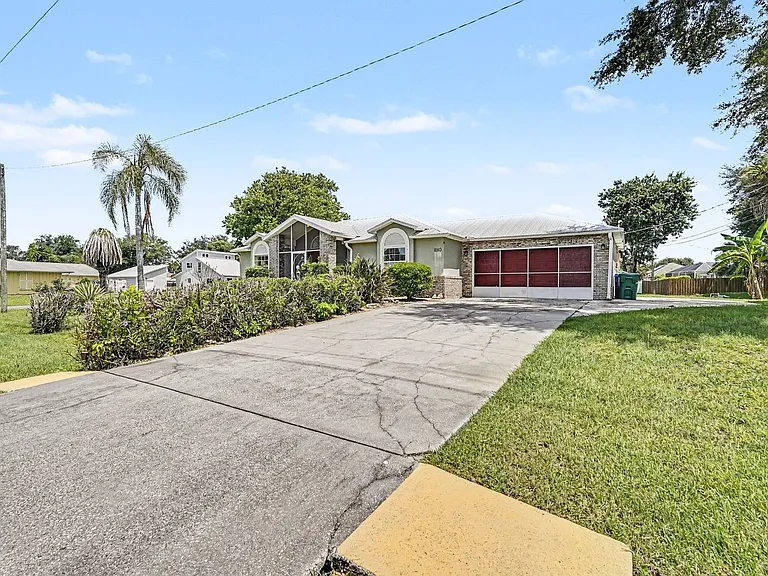 880 Vocelle Ave — Photo 2