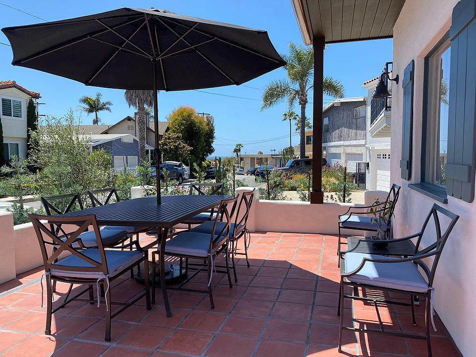 Front patio and outdoor dining area