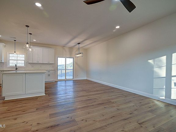 3rd image of 1803 Brook Hollow Rd