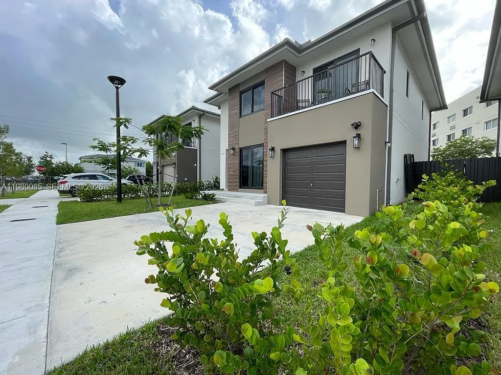 5 bed, 4.5 bath, 2250 sqft, $3,530 — Photo 3