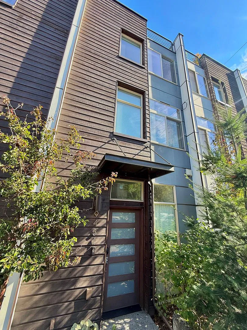 Spacious North Seattle Townhome with Rooftop Views — Photo 1