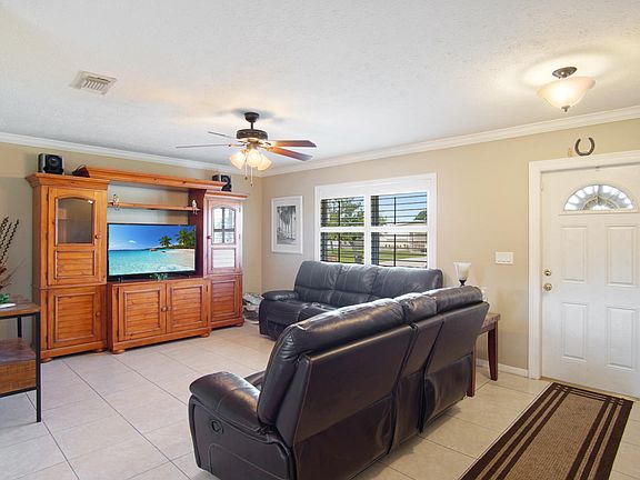 4th image of 111 SE Camino St