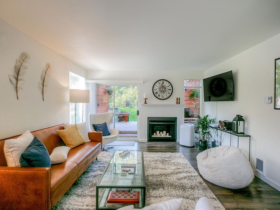 Elegant Living Room with plenty of seating
