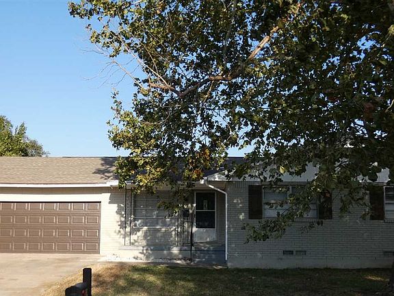 2nd image of 524 NE Cimarron Cir