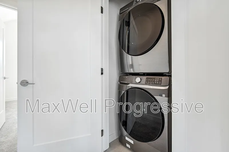 2 bed, 2.5 bath, 980 sqft, $1,945 — Photo 3