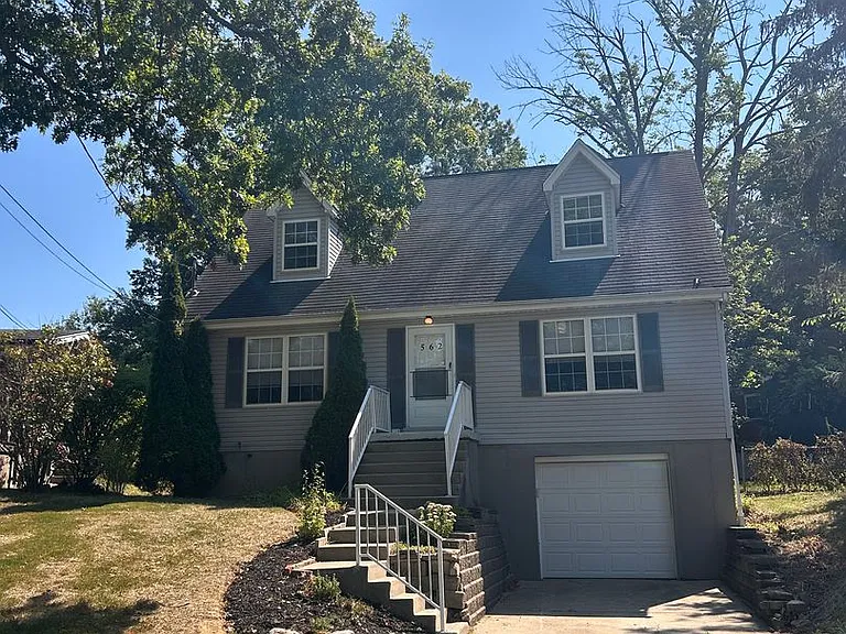 562 Covedale Ave — Photo 2