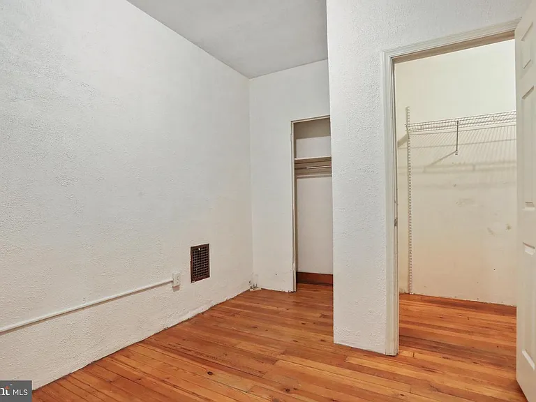 210 N Locust St — Photo 13