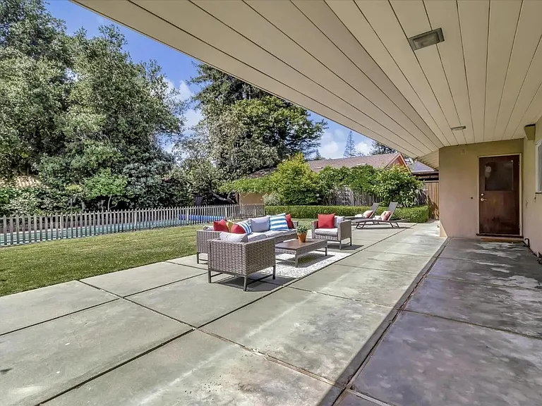 1558 Edgewood Dr — Photo 23