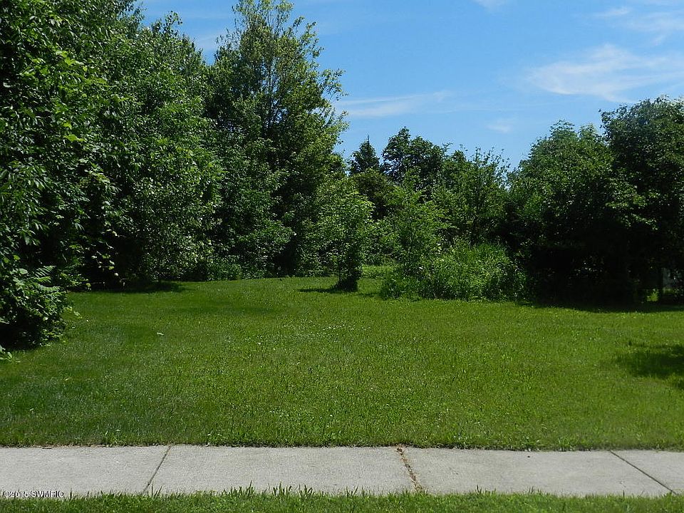 2nd image of 2215 Forest Hills Ln