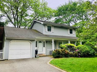 50 Pine Hollow Ln, Greenlawn, NY 11740