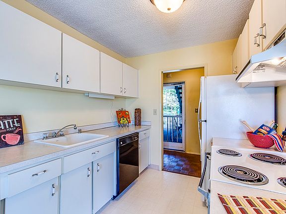 4th image of 924 Shorewood Dr APT 6