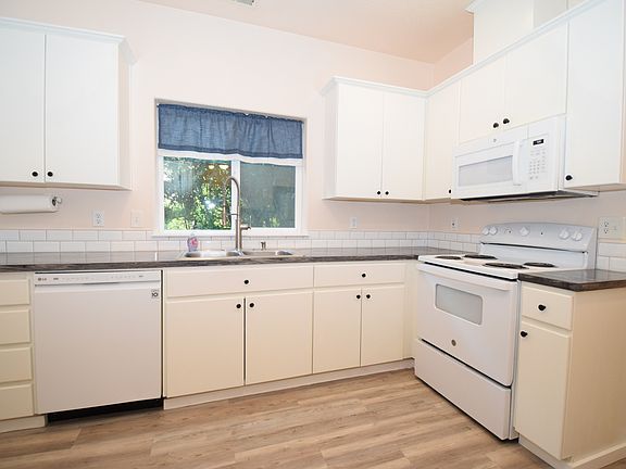 3rd image of 18528 SW McClarey Dr