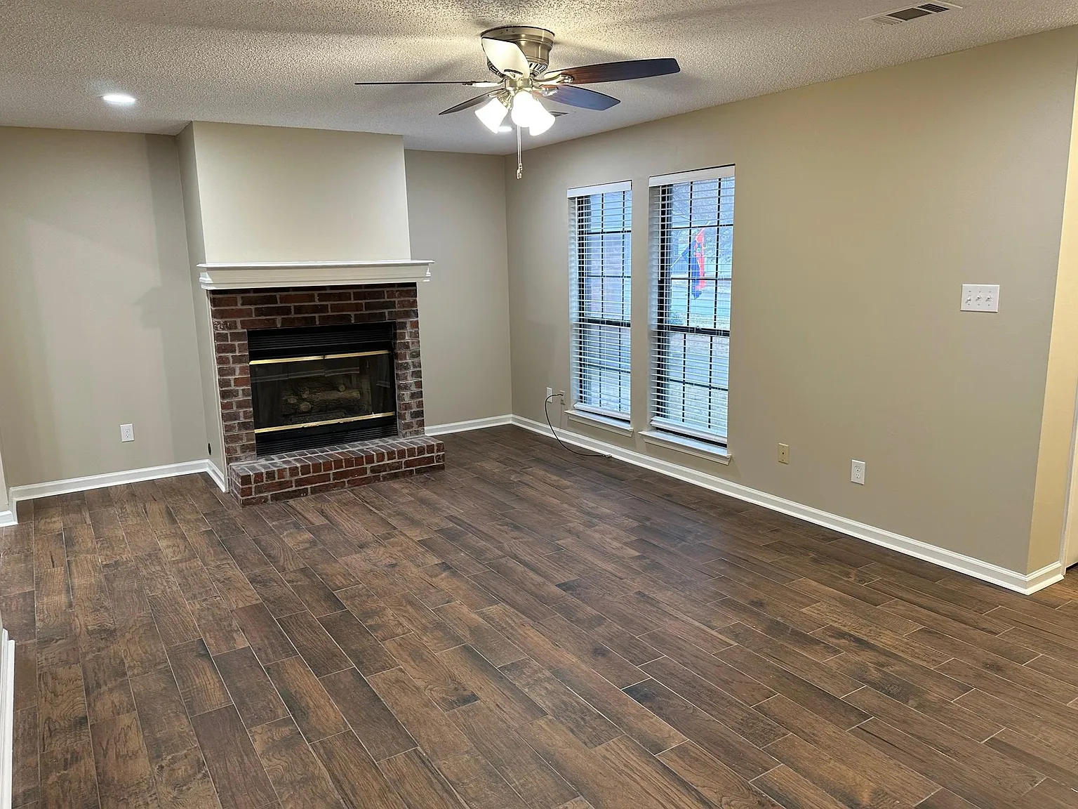 3 bed, 1327 sqft, $2,295 — Photo 3