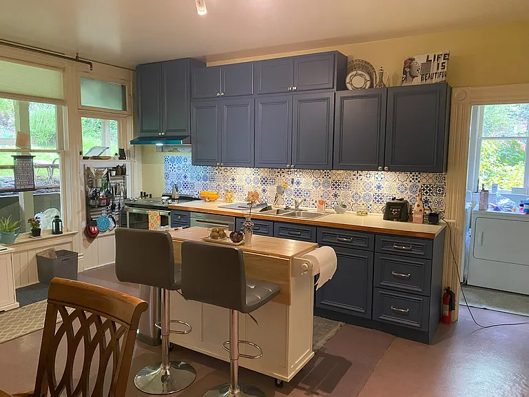BIG Kitchen with new stainless appliances & two sitting options (island or dining room table)