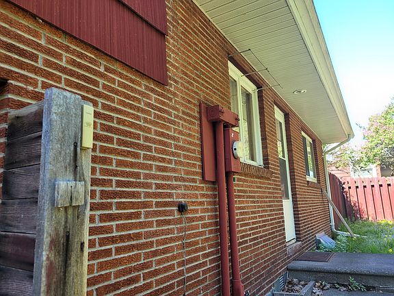 3rd image of 607 Lincoln Way