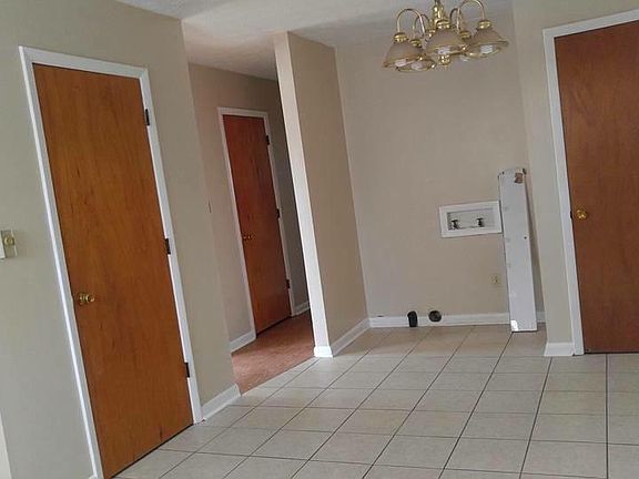 4th image of 935 Valley Farm Dr