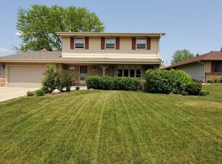 8522 W Whitaker Ave, Greenfield, WI 53228