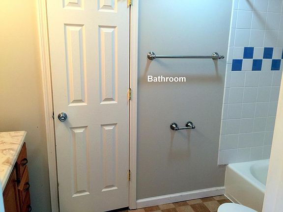 FULL BATH (BETWEEN BEDROOMS)