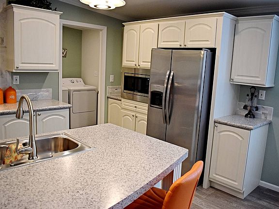 3rd image of 101 Poinsettia Dr