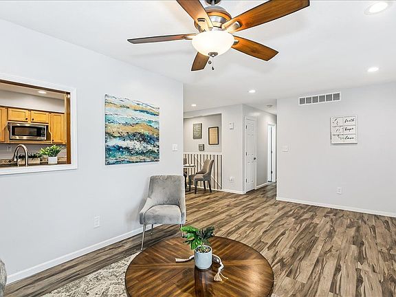 3rd image of 447 Meadowbrook Ct