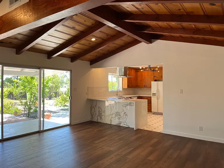 1121 Putter Ave — Photo 2