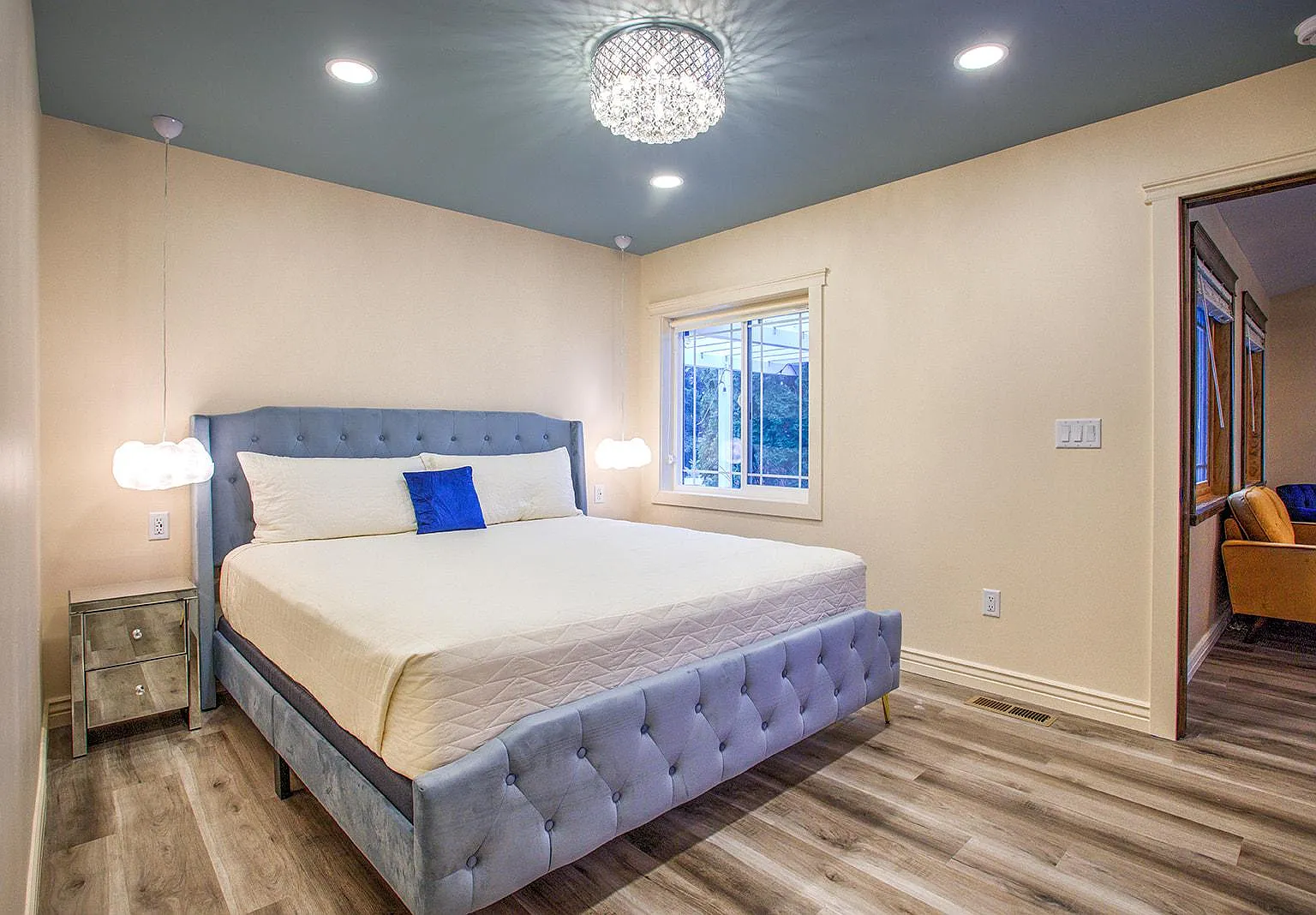 Studio, 4000 sqft, $1,100 — Photo 1