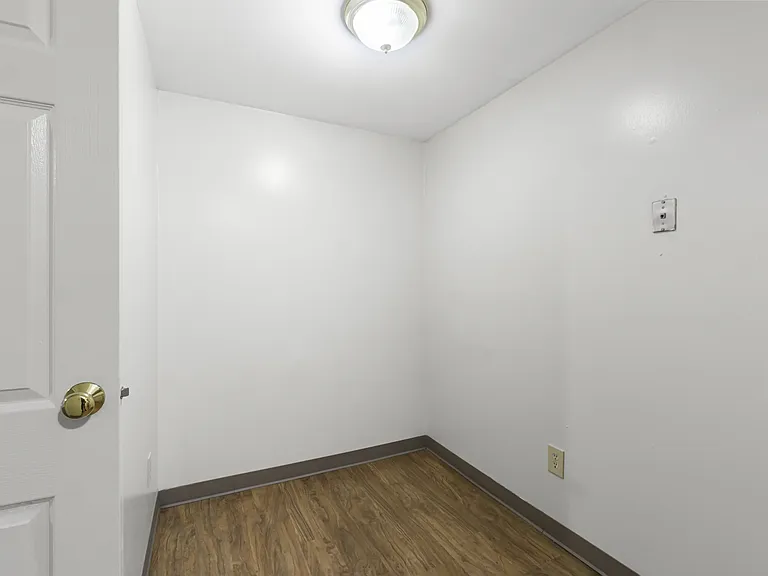 Greenwich Manor Apartments — Photo 68