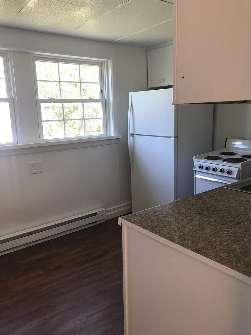 Section 8 Eligible-1st Floor Efficiency Room - South York City — Photo 2