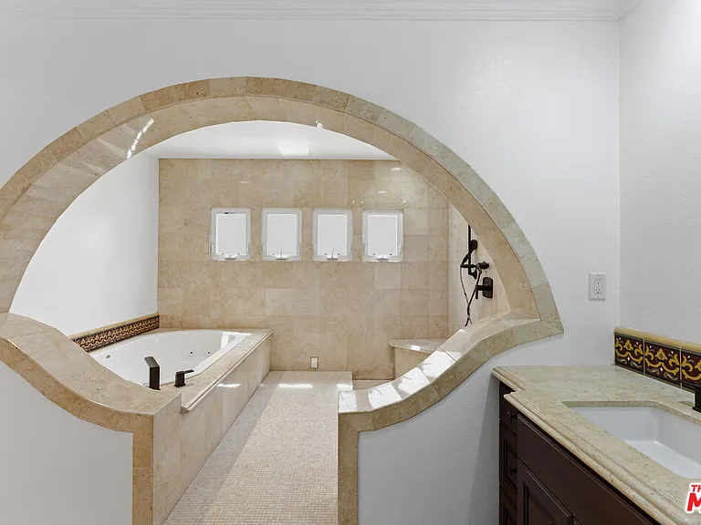 537 N Poinsettia Pl — Photo 13