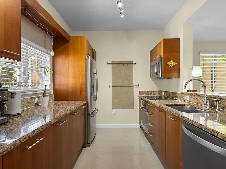 18413 NE 27th Ct #18413 — Photo 13