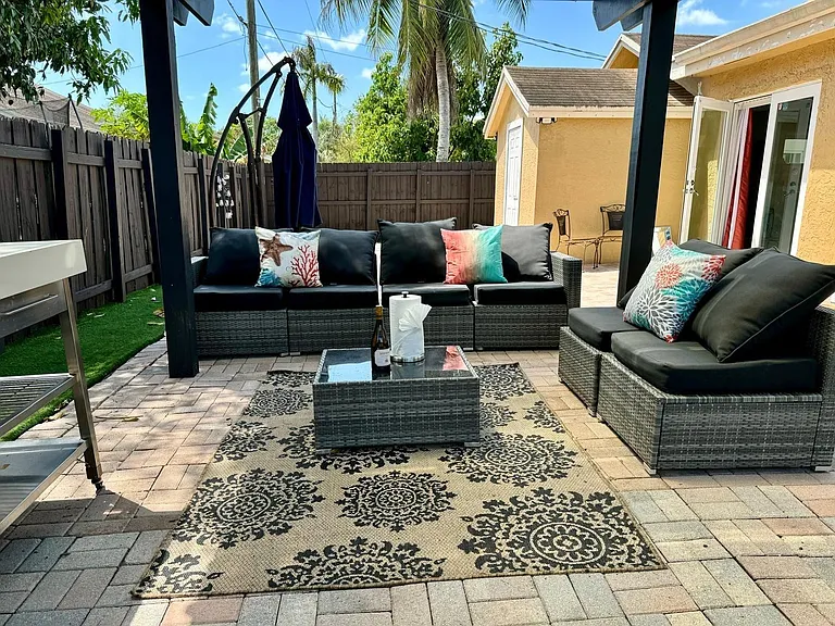 330 SW 35th Ave — Photo 3