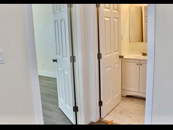 3rd image of 2462 Holliday Ln