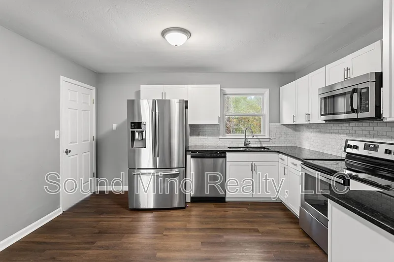 3 bed, 1.0 bath, 1040 sqft, $1,595 — Photo 3