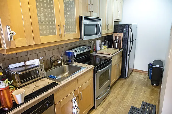 Rented by Easy Rental LLC | media 79