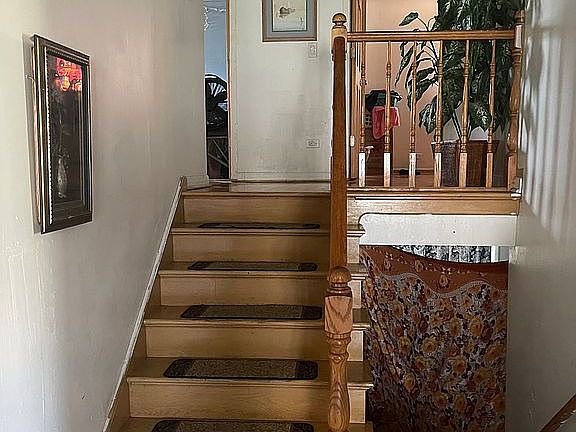 4th image of 15W625 Virginia Ln