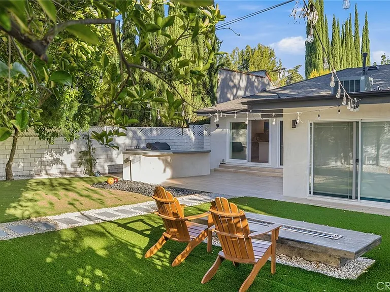 13135 Chandler Blvd — Photo 57