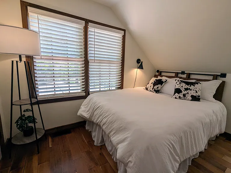 UPSTAIRS BEDROOM 3 (sleeps 2): Queen Bed