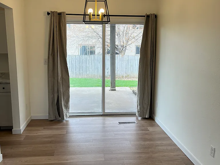 1468 Eastview Dr — Photo 6