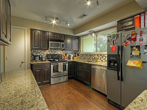 4th image of 302 Valley Hill Dr