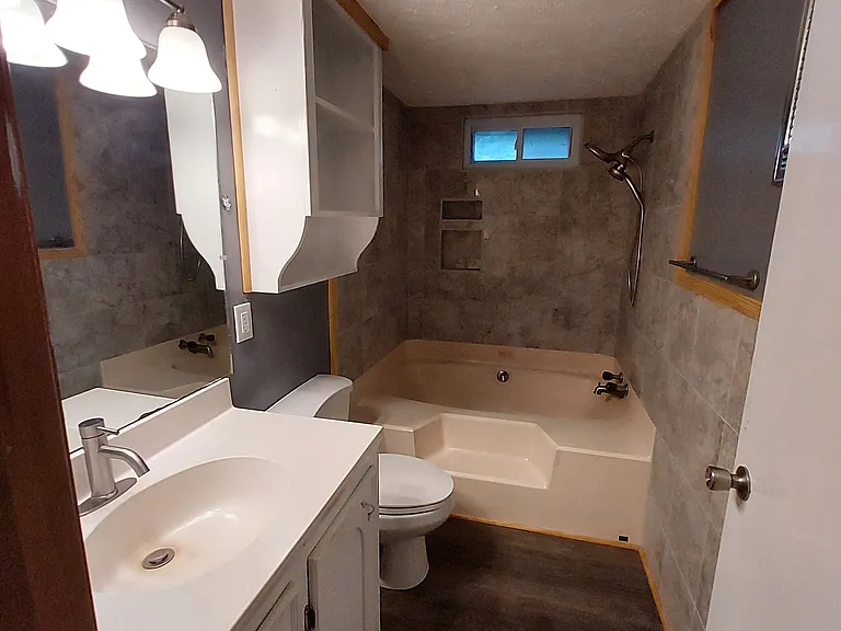 604 Mayflower Ln — Photo 7