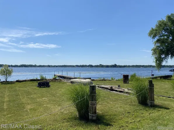 11786 Kenton Dr, Whitmore Lake, MI 48189
