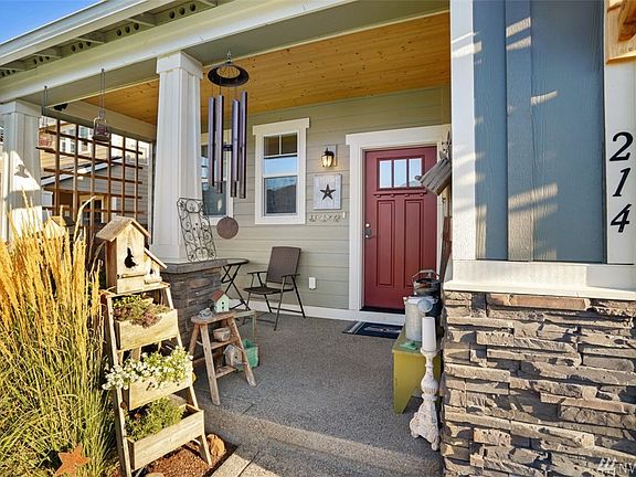 3rd image of 214 Gipple St NE