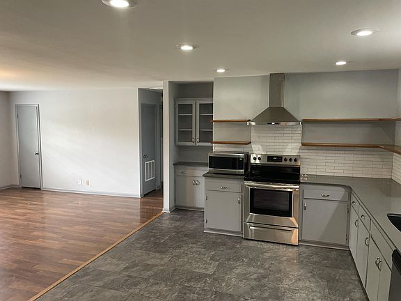 4th image of 902 NW 11th St