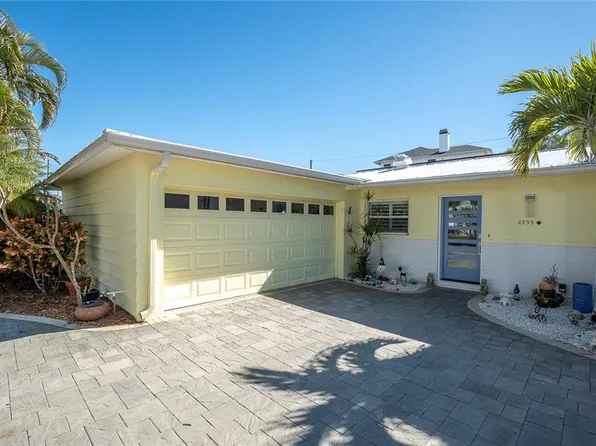 6933 S Shore Dr S, South Pasadena, FL 33707