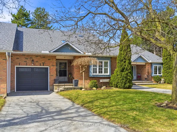 10 Elderwood Dr #8, Saint Catharines, ON L2S 3G4